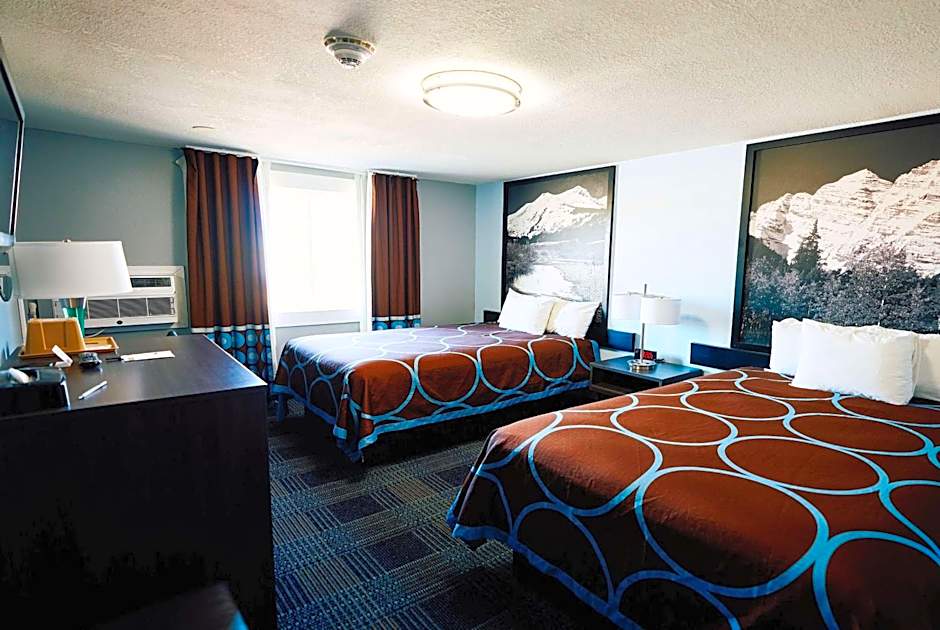 Super 8 by Wyndham Pueblo