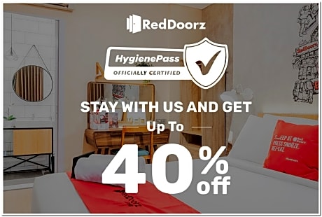 RedDoorz near Kampung Warna Warni