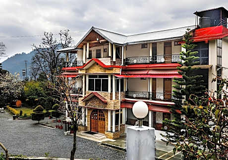 Sapphire Inn Bhimtal