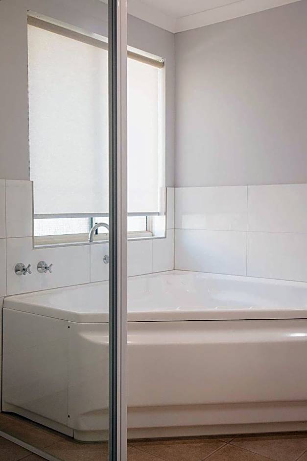 Quality Suites Banksia Gardens WA