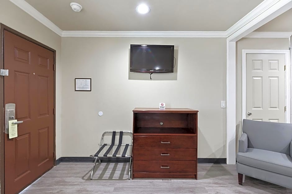 Le Blanc Inn & Suites