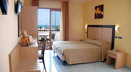 Double or Twin Room with Sea View