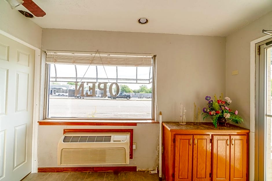 Budget Inn by OYO Frederick US-183