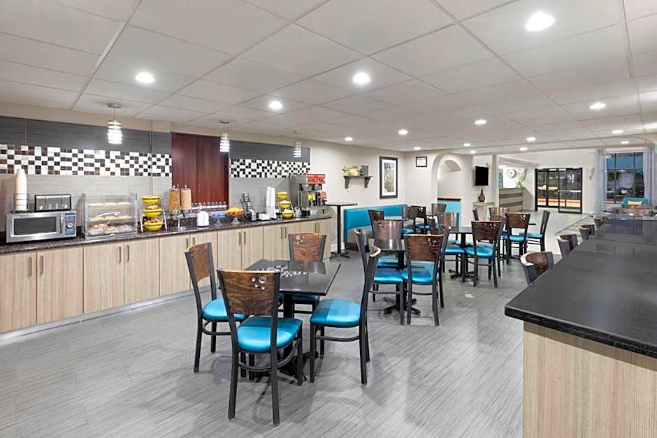 Days Inn & Suites by Wyndham Sam Houston Tollway