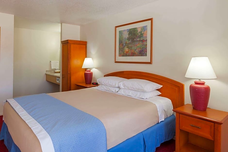 Days Inn by Wyndham Castaic Six Flags Magic Mountain