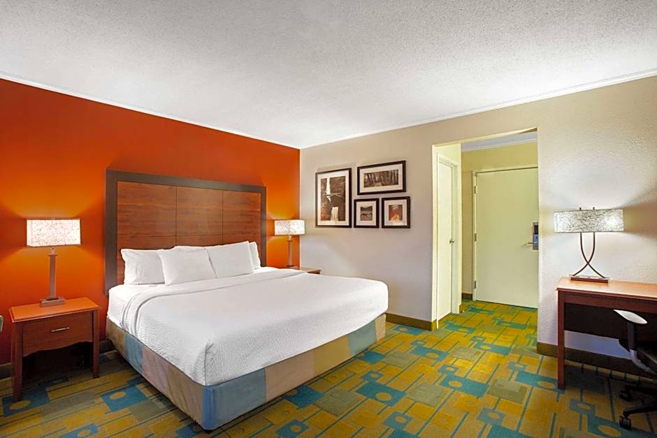 La Quinta Inn & Suites by Wyndham Auburn Worcester