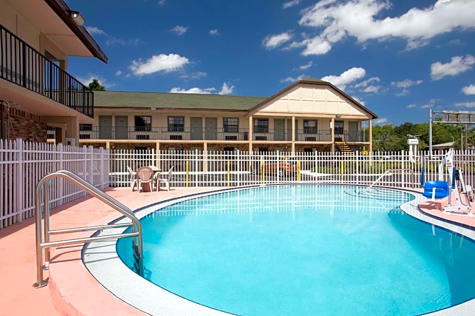 Super 8 by Wyndham Tampa U.S.F. Near Busch Gardens Downtown