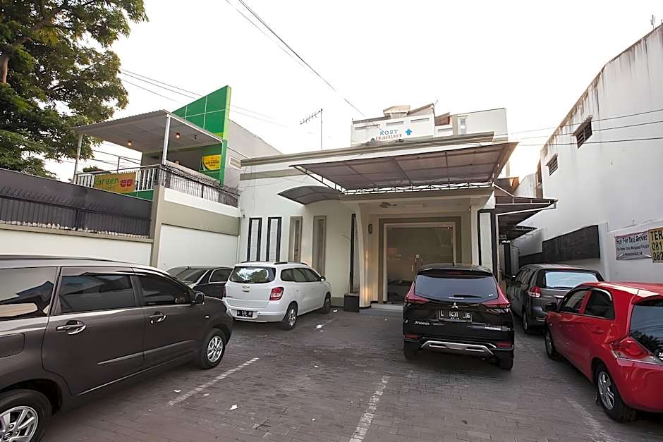 RedDoorz near Taman Bungkul