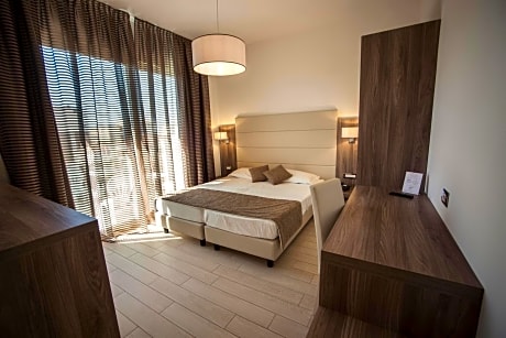 Double or Twin Room with Balcony Sea View - Beach Access