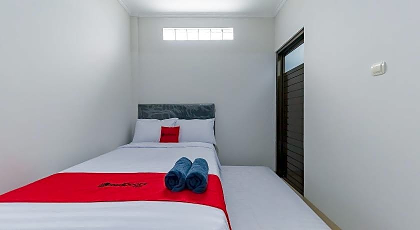 RedDoorz near Kiara Artha Park