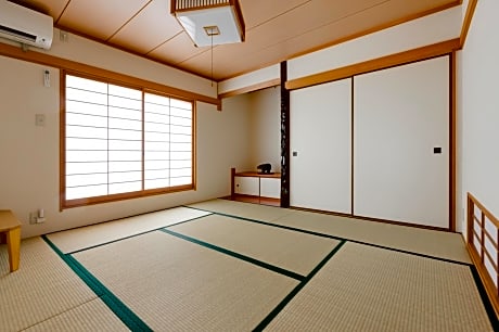 Quadruple Room with Shared Bathroom