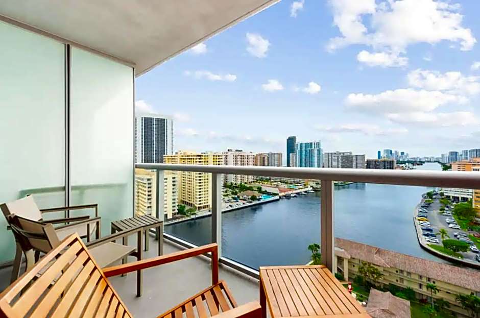 Water View Building With Pool - 5-Min Walk To The Beach - Cozy Studios