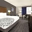 La Quinta Inn & Suites by Wyndham Mercedes Outlet Mall