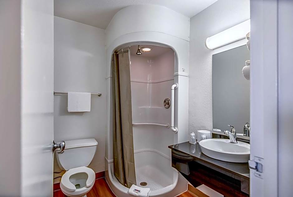 Super 8 by Wyndham Tracy