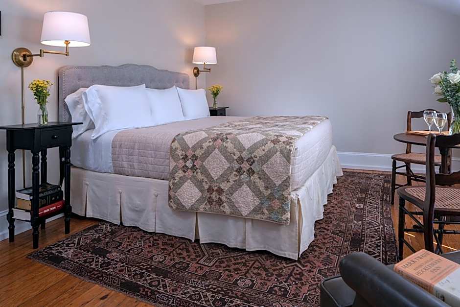 Photo 1 of 4 of Deluxe 1 King Bed