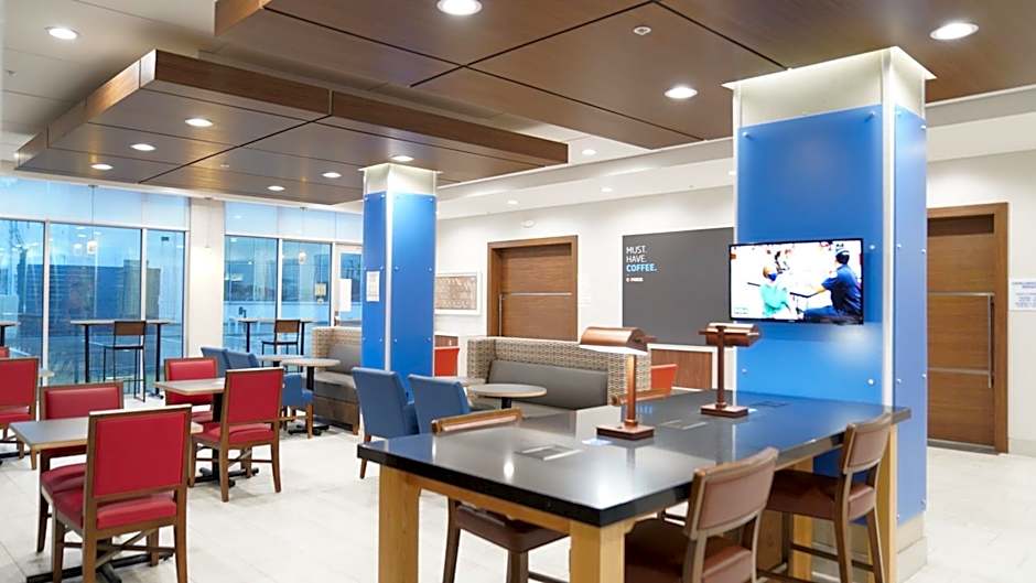 Holiday Inn Express & Suites Dallas Market Ctr - Love Field By IHG
