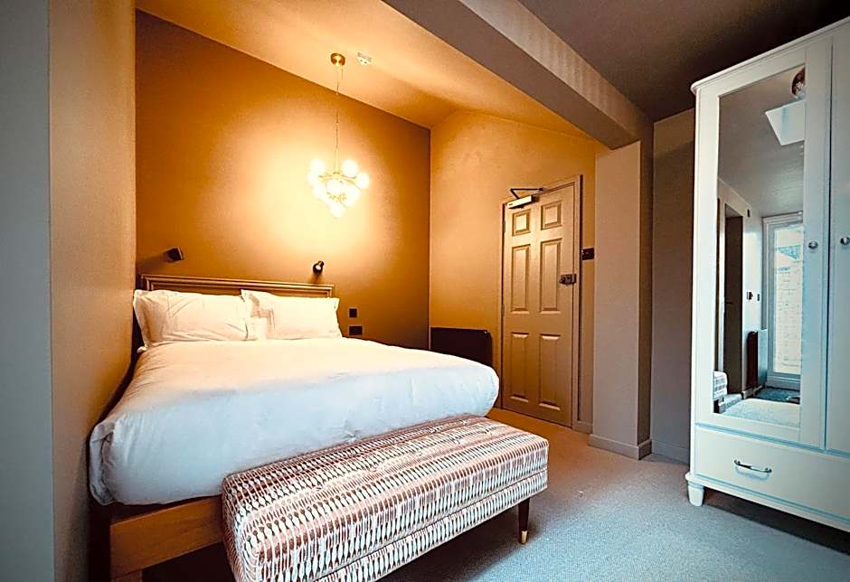ROOMS AT THE QUAYSIDE - stylish en-suite rooms on Poole Quay all fully refurbed