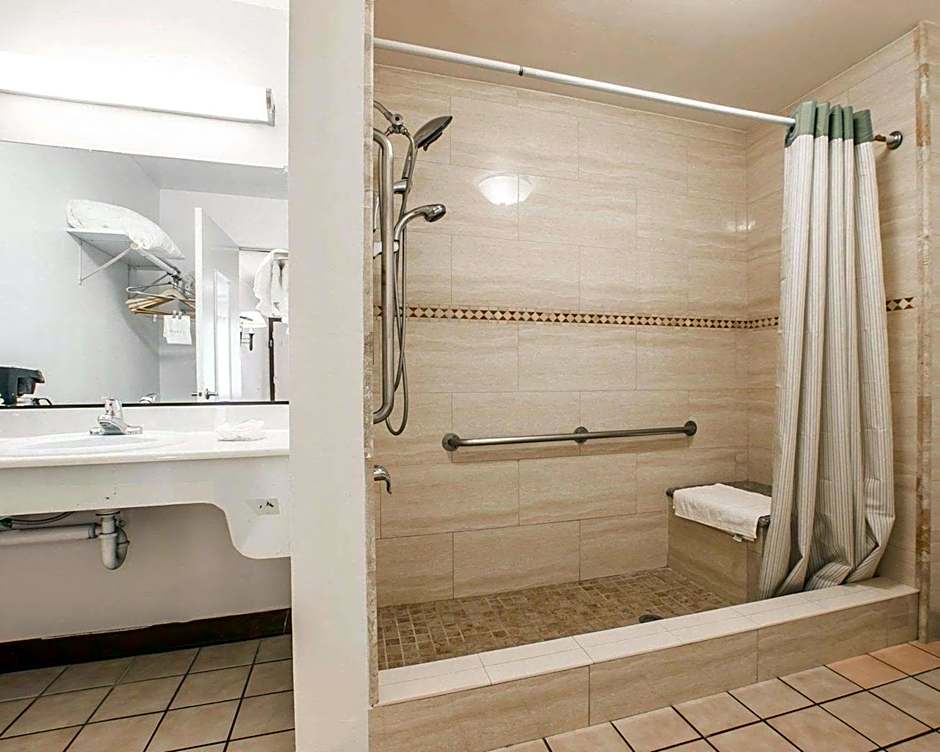Palm Inn Hotel near Tyler Mall Riverside