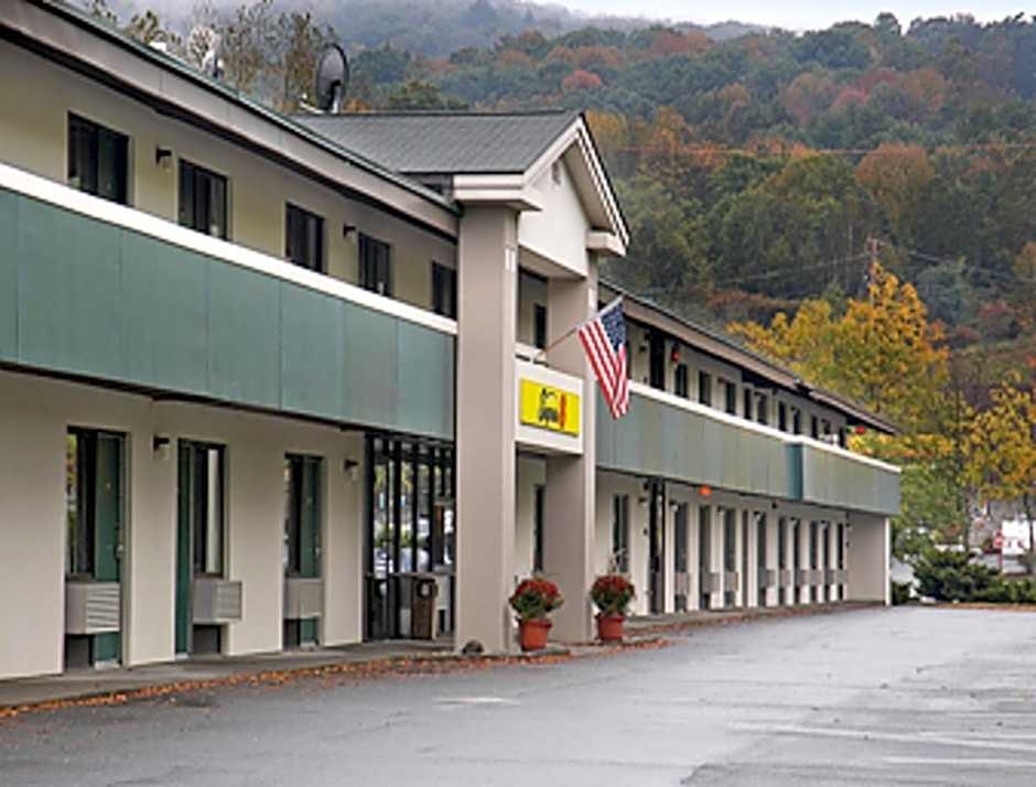 Super 8 by Wyndham White River Junction