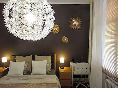 Chambre Chocolat -Double-Confort-Salle de bain privée séparée-Vue sur la cour