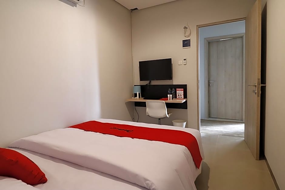 RedDoorz Plus Syariah near Mall Pondok Indah