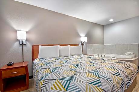 1 King Bed | Smoking, Hot Tub, Micfridge