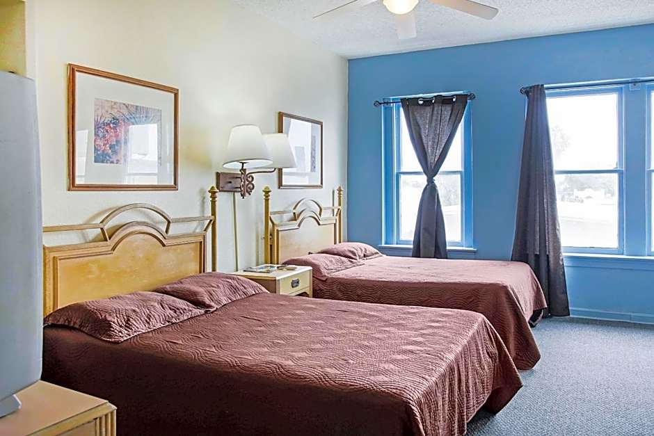 OYO Cameron Historic Hotel Brownsville I-69E
