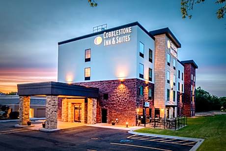 Cobblestone Inn & Suites  Fairfield Bay