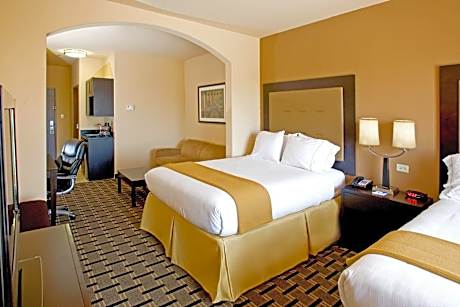 Double Suite with Two Double Beds and Communications Accessible Tub