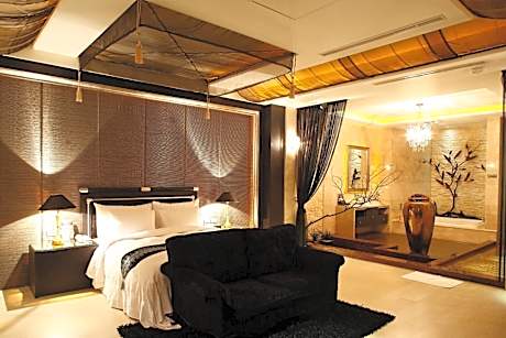 Queen Room with Spa Bath (Check-In After 21:00)