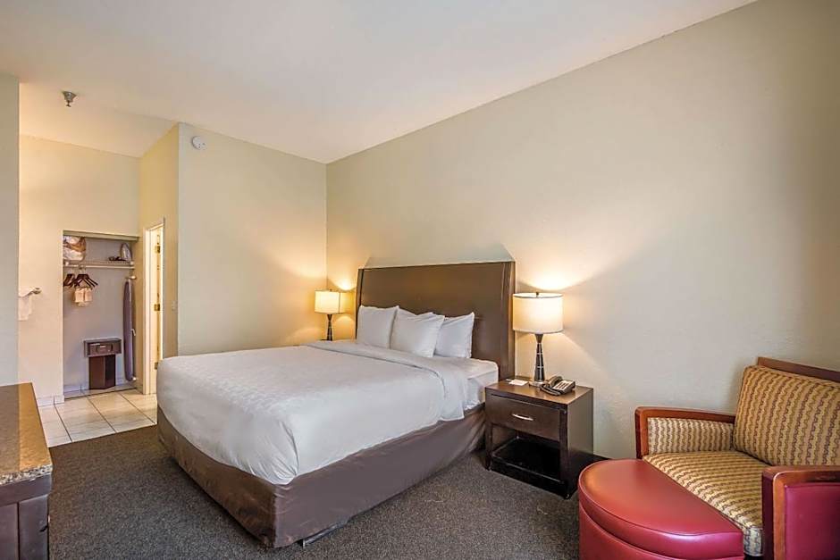 Clarion Inn & Suites Central Clearwater Beach