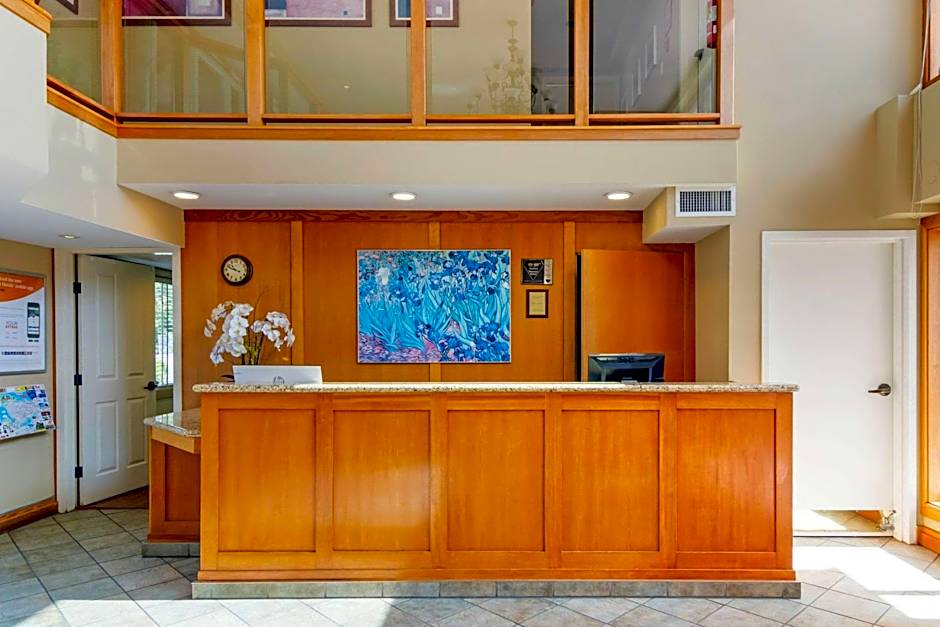 Econo Lodge Inn & Suites