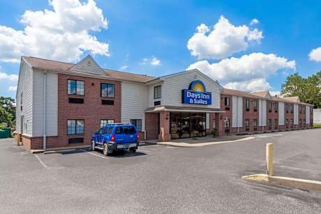 Days Inn & Suites by Wyndham Cambridge