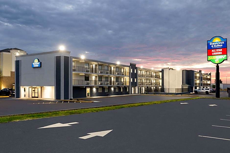 Day's Inn & Suites by Wyndham Indianapolis Airport East