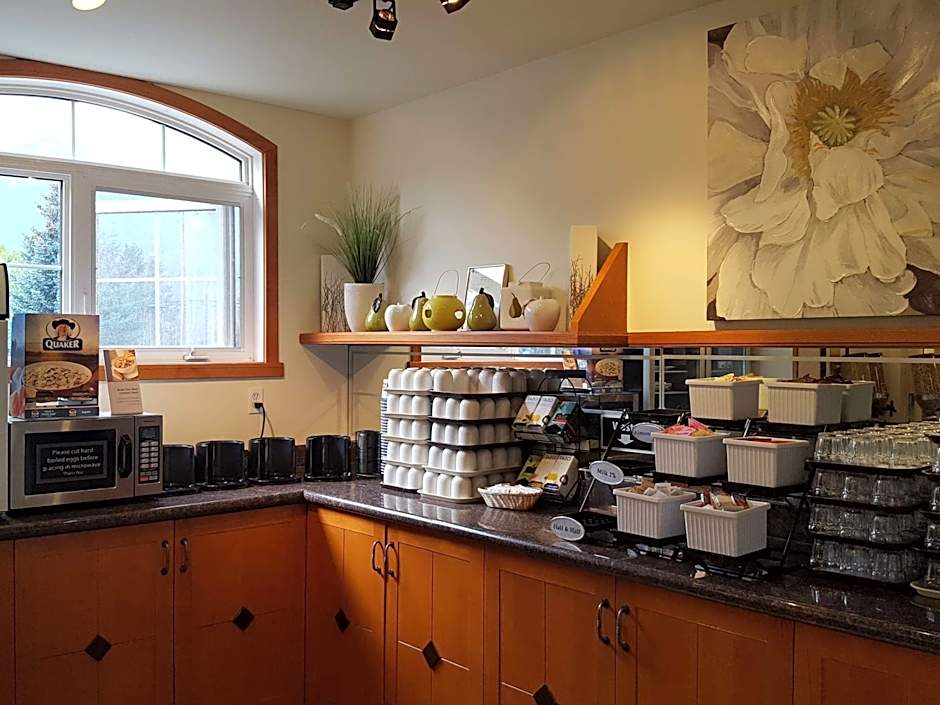 Pocaterra Inn & Waterslide