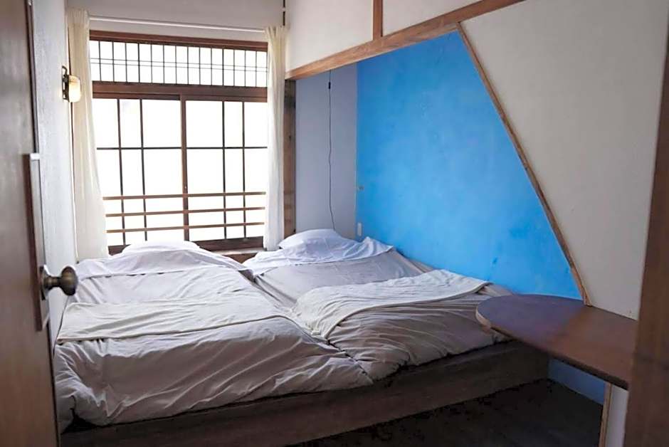 Taketa Ekimae Hostel cue