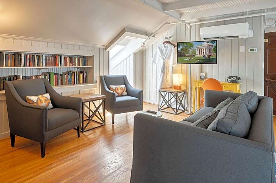 Oakhurst Inn at the University