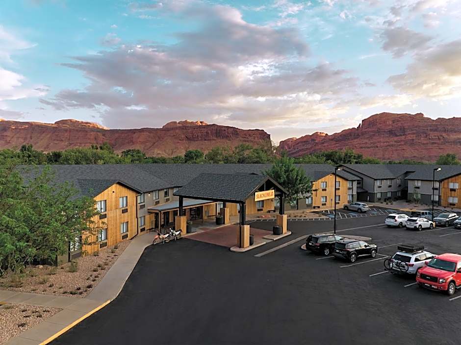 Slackline Moab, Outset Collection by Hilton