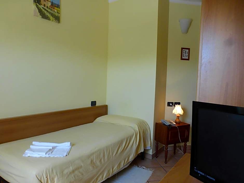 Photo 1 of 2 of Single Room