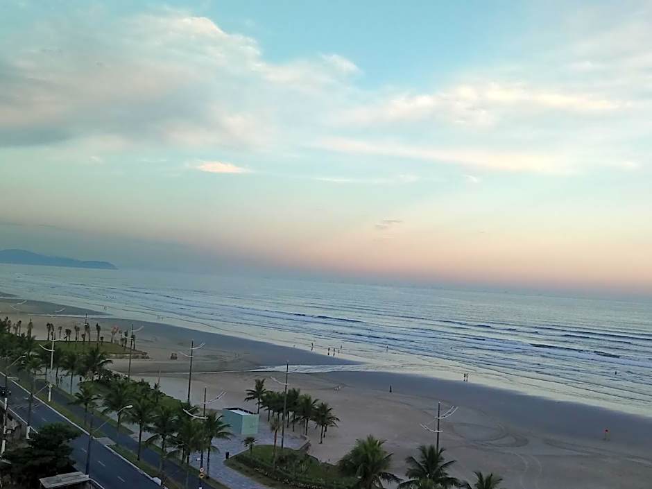 Prédio com piscina na cobertura frente ao mar, apartamento para até 6 pessoas e 3 crianças até 8 anos, churrasqueira na sacada, Wi-Fi grátis, NÃO oferecemos roupas de cama e banho, 1 vaga de garagem, na Praia Grande-Vila Mirim