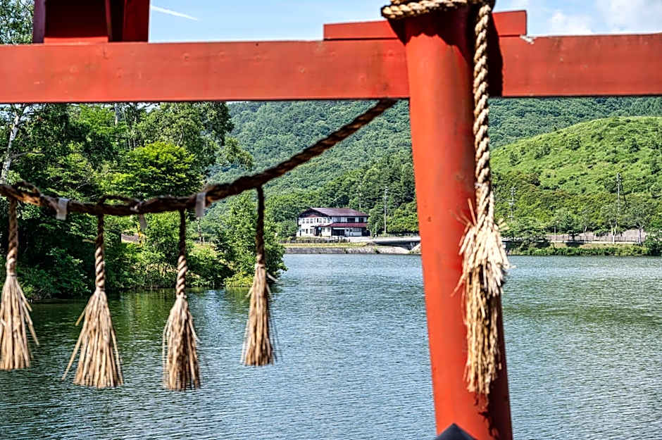 Hütte Jil Shirakabako at 1,400m