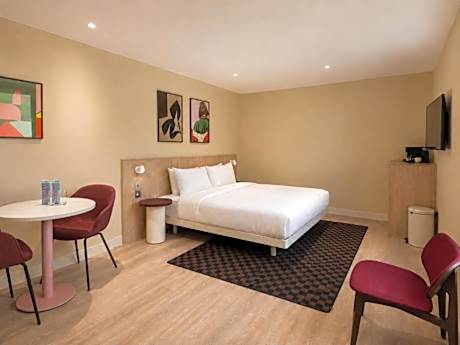 Medium Room - Interior