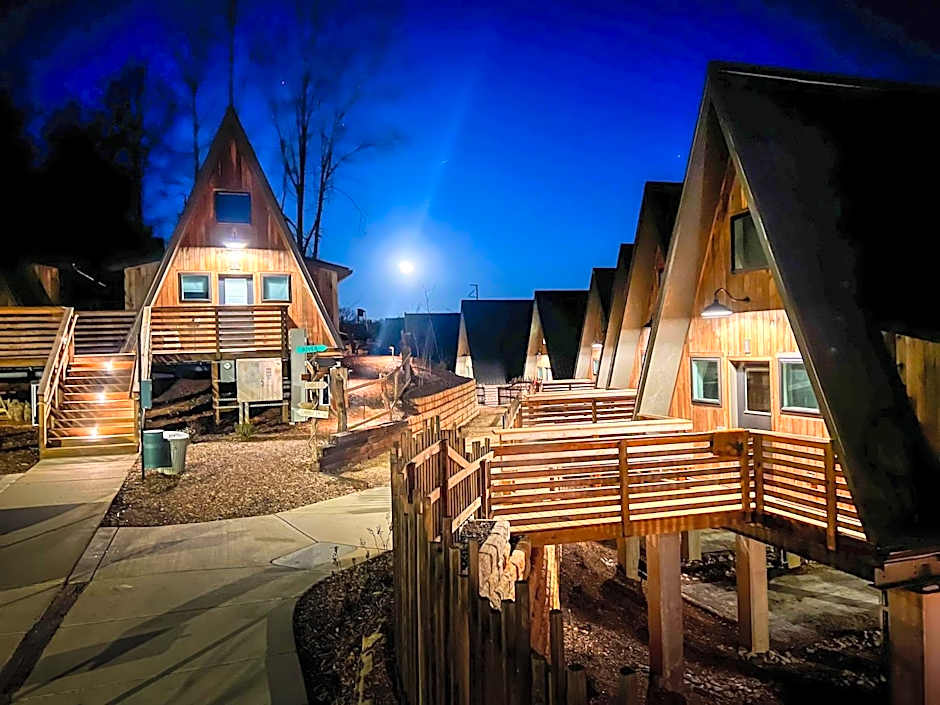 Wrong Way River Lodge & Cabins