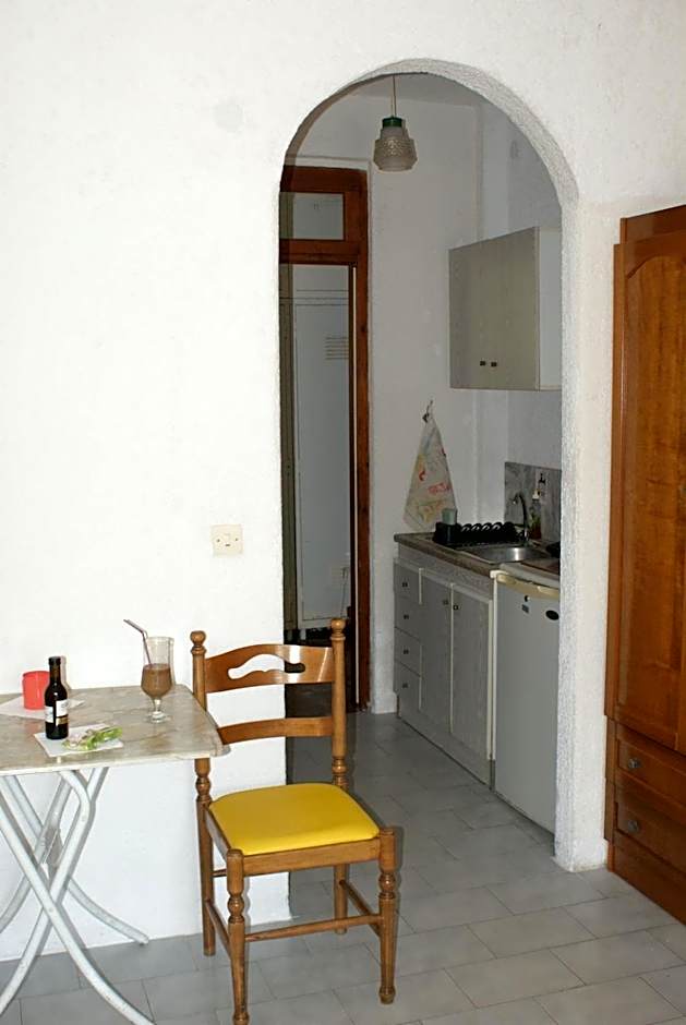 HOTEL AGNI -ENOIKIAZOMENA DIAMERIZMATA