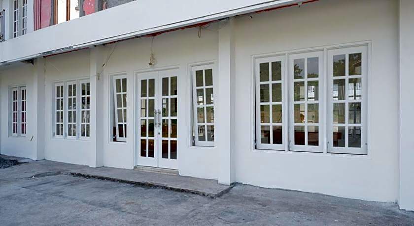 RedDoorz Plus near UMS Solo