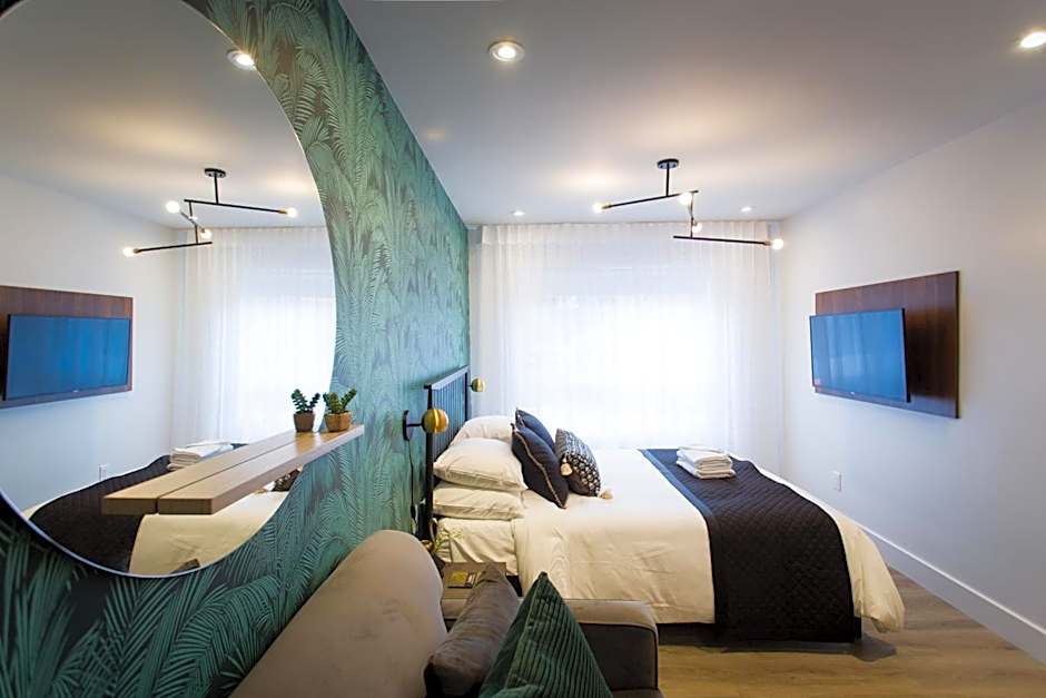 Studio Palms Steps from JeanTalon Market Full Bath by Den Stays