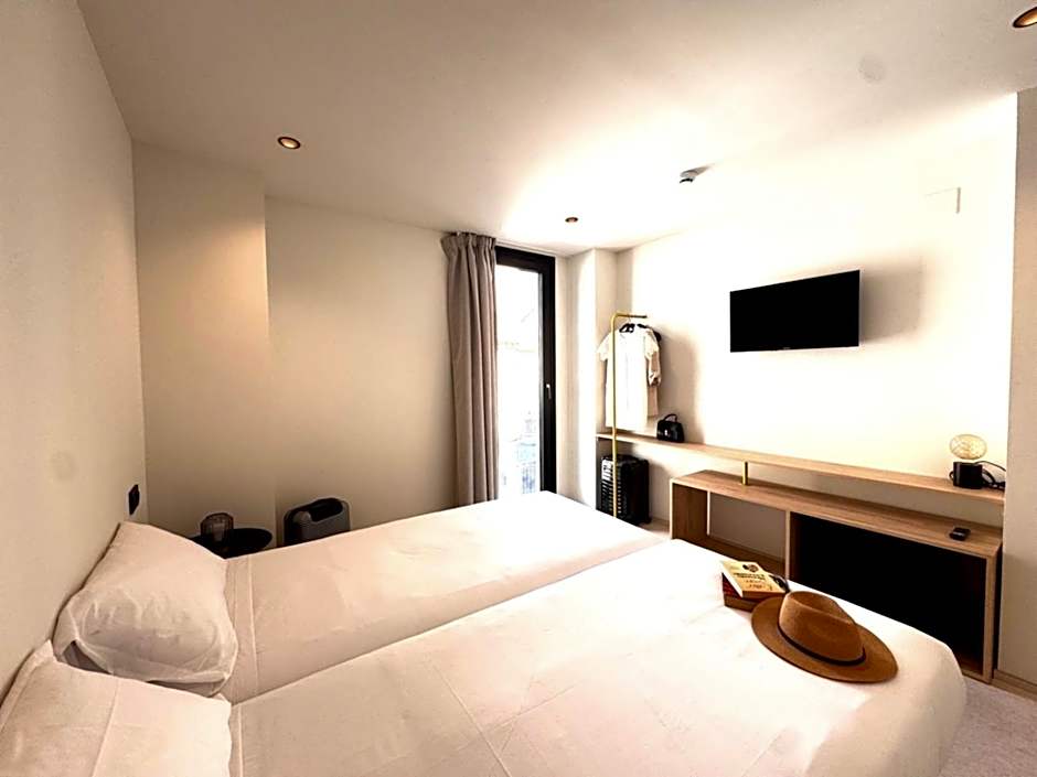 Hugo Beach Hotel & Apartments
