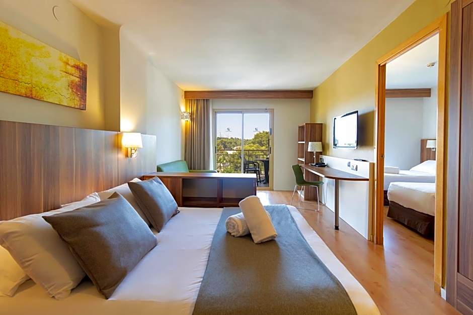 Golden Avenida Family Suites 4*