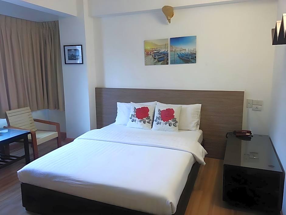 Crown Bts Nana Hotel