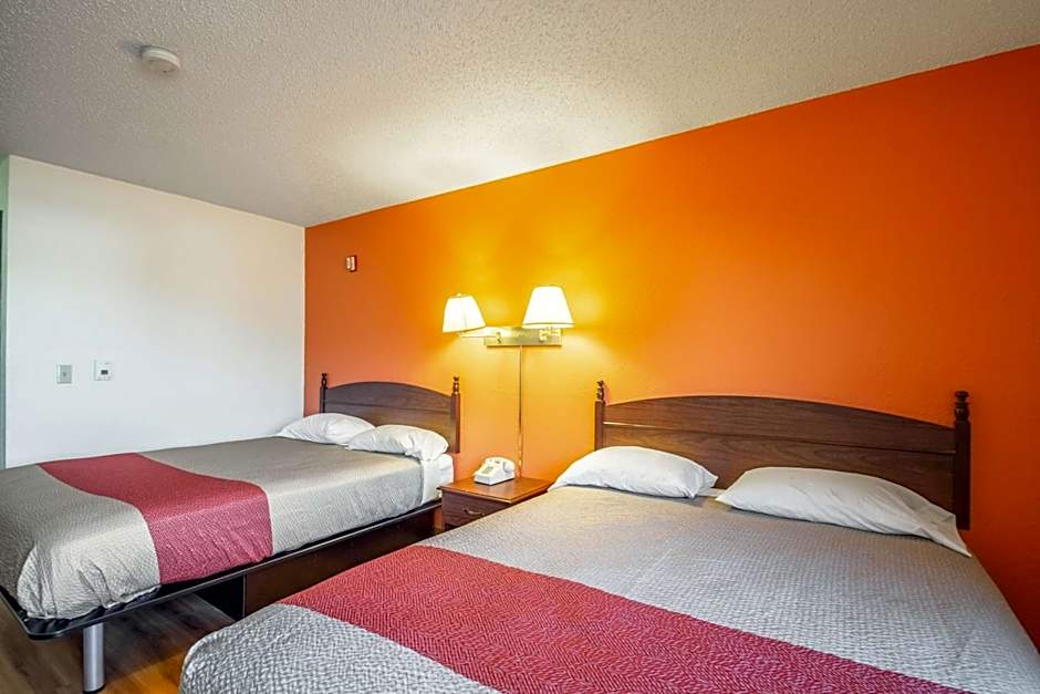 Motel 6-Saukville, WI
